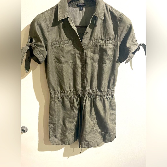 EXPRESS -Utility Style Short Jumpsuit. Size Medium NWOT - Picture 3 of 6